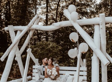 Liebespaar auf Hochzeitsschaukel in der Birkenheide